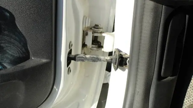 Engsel Pintu Mobil Karat