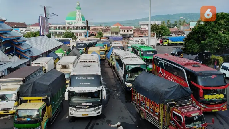 Penumpukan kendaraan di area parkir Pelabuhan Ketapang menunggu giliran masuk ke kapal untuk di sebrangkan ke Pulau Bali. (Hermawan Arifianto/Liputan6.com)