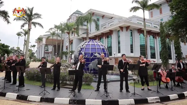 Musik orkestra yang membawakan lagu nasional Malaysia 'Negaraku'.