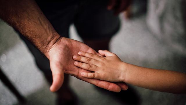 Ilustrasi orang tua yang mensupport anak korban bullying