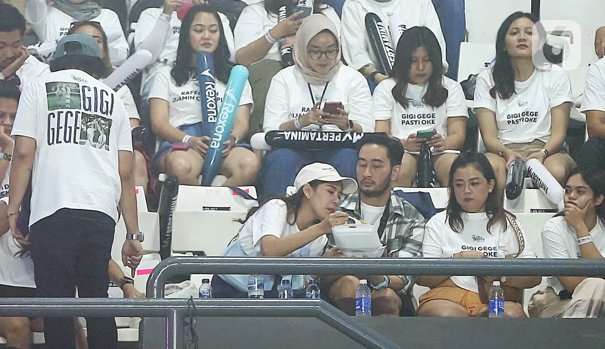 Syahnaz mengenakan kaus putih dan celana jeans. Dia juga memakai topi putih. (Fimela.com/Bambang E Ros)