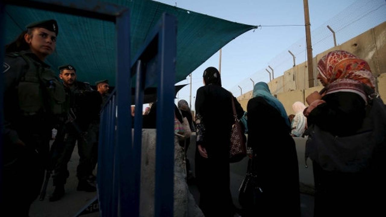Perjuangan pria Palestina panjat tembok demi Jumatan di Al-Aqsa