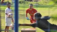 Felipe Americo saat memberi materi latihan pada kiper Arema FC. (Bola.com/Iwan Setiawan)