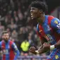 Striker Crystal Palace, Wilfried Zaha, merayakan gol yang dicetaknya ke gawang Tottenham pada laga Premier League di Stadion Selhurst Park, Inggris, Sabtu (23/1/2016). (AFP/Glyn Kirk)