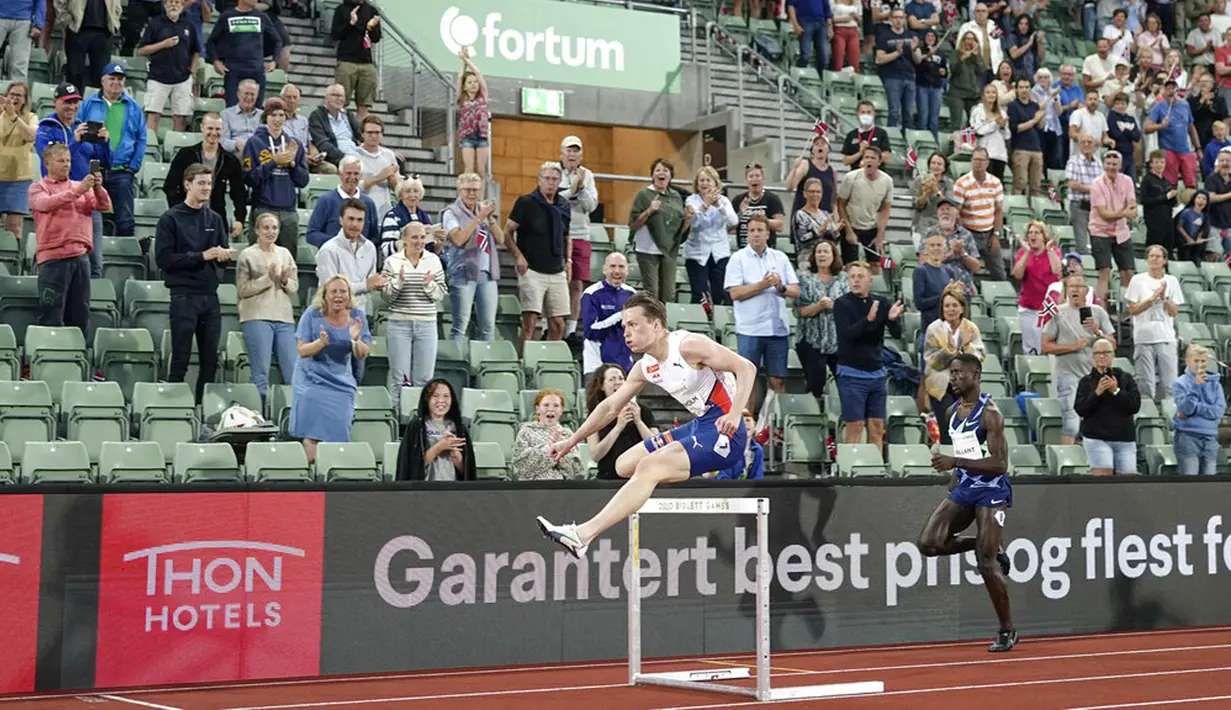 Pelari Norwegia Karsten Warholm (kiri) saat ajang Diamond League di Oslo, Norwegia, Kamis (1/7/2021). Karsten Warholm memecahkan rekor dunia lari gawang 400 meter putra dengan torehan waktu 46,70 detik. (Fredrik Hagen, NTB via AP)