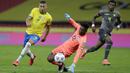 Penyerang Brasil, Richarlison, berusaha melewati kiper Ekuador, Alexander Dominguez, pada laga Kualifikasi Piala Dunia 2022 Zona Amerika Selatan, Minggu (5/6/2021). Brasil menang dengan skor 2-1. (AP/Andre Penner)