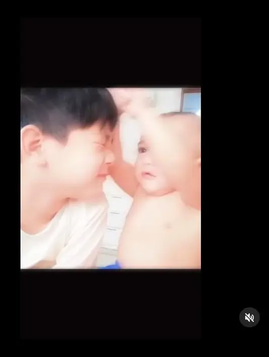 Walau Rayyanza belum mengerti, Rafathar tetap berusaha mengajaknya bermain bersama. (Foto: Instagram/@chevirgo)