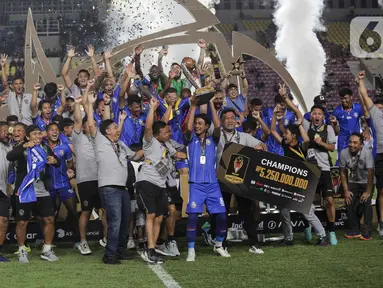 Pesepak bola Arema FC dan ofisial tim berselebrasi usai berhasil keluar sebagai juara Piala Presiden 2024 setelah mengalahkan Borneo FC Samarinda pada pertandingan final di Stadion Manahan, Solo, Jawa Tengah, Minggu (4/8/2024). (Liputan6.com/Herman Zakharia)