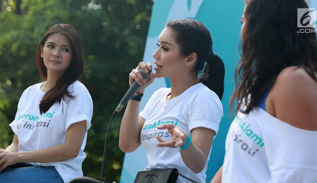 Aktris Devi Lanni berbicara dalam Andalan Freshtival Special Kartini Day di kawasan Senayan, Jakarta, Minggu (21/4). Acara yang digelar untuk memperingati Hari Kartini tersebut mengajak kaum wanita berani tampil menjadi inspirasi. (Liputan6.com/Immanuel Antonius)