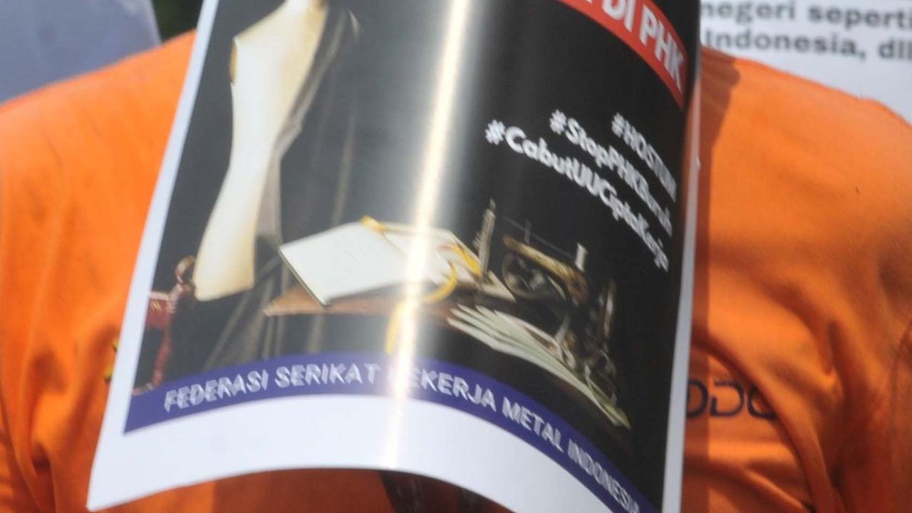 Mereka menunjukkan poster bertuliskan 'Stop PHK Buruh Tekstil'. Foto: merdeka.com / Imam Buhori