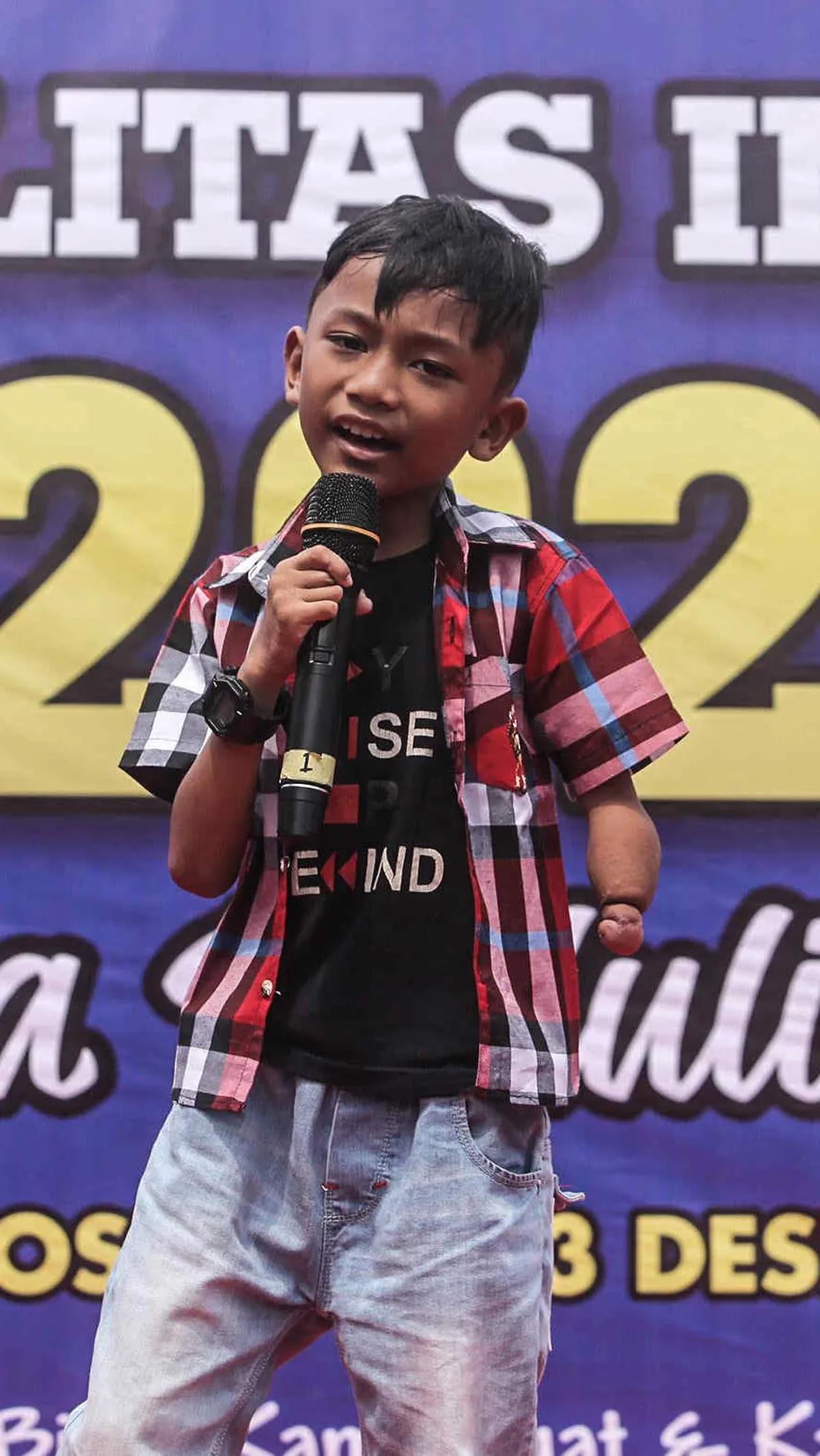 Salah satu anak penyandang disabilitas menunjukkan bakat menyanyinya&nbsp;acara tersebut.