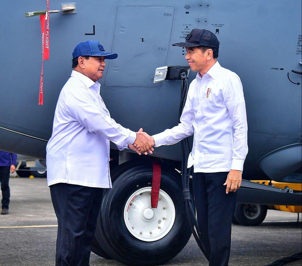 Presiden Joko Widodo atau Jokowi dengan blak-blakan mengungkapkan bahwa presiden boleh berkampanye dan memihak salah satu calon di Pilpres 2024. Hal itu diungkapkan Jokowi seusai acara penyerahan tiga jenis pesawat tempur kepada TNI di Lanud Halim Perdana