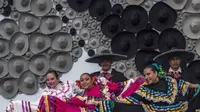 Rekor dunia dengan topi Meksiko. (AFP)