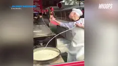 Gerakan uniknya tersebut menarik perhatian pelanggan hingga membuat restorannya terus ramai.