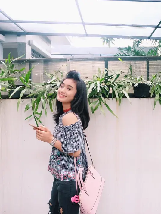 Gadis cantik berusia 18 tahun ini sangat cantik dengan busana model apapun. Selain itu, ia juga mementingkan gaya rambutnya. Memang tak dibuat model yang aneh-aneh, namun Zulfa tetap terlihat caantik dan memesona. (Instagram/zulfamaharani)