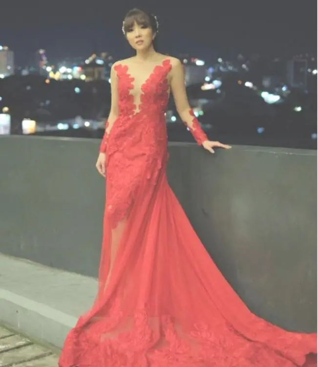 Gisel tampil cantik dengan gaun merah (Foto: Instagram)