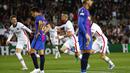 Alih-alih menyamakan kedudukan, Barcelona justru semakin tertinggal ketika Borre mencetak gol indah pada menit ke-36 sekaligus menutup babak pertama dengan skor 0-2. (AP/Joan Monfort)