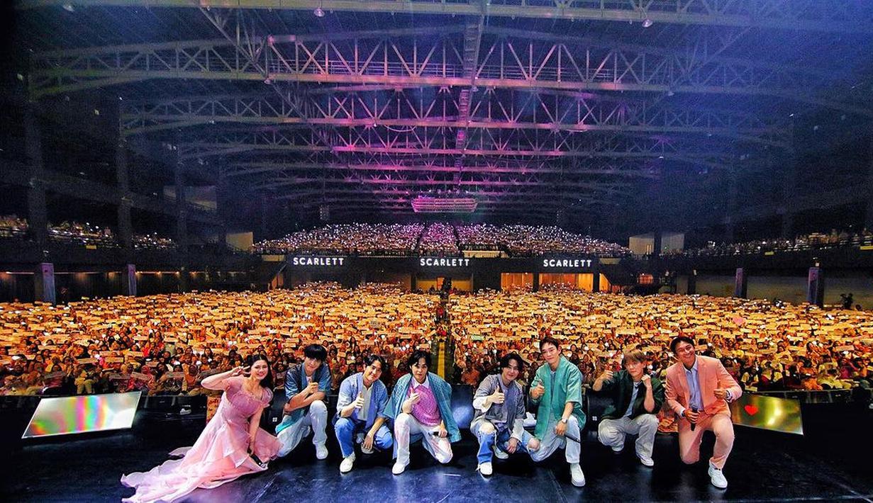 "Kalian super baik, super ramah & super lucu. Semua yang baik2 ada di kalian🥲❤️ Sampai bertemu lagi ya!" kata Felicya lagi. LIhatlah seisi venue yang begitu penuh dengan EXO-L (Foto: Instagram/ scarlett_whitening)