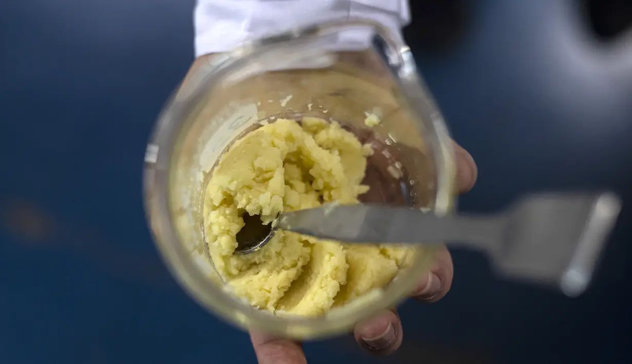 Insinyur makanan Roberto Lemus menunjukkan sebagian makanan sebelum memasukkannya ke dalam printer 3D di Laboratorium Universitas Chile, Santiago, Chile, 17 Juni 2022. Makanan cetak 3D berusaha merevolusi pasar makanan, terutama ditujukan untuk anak-anak di Chile. (Martin BERNETTI/AFP)