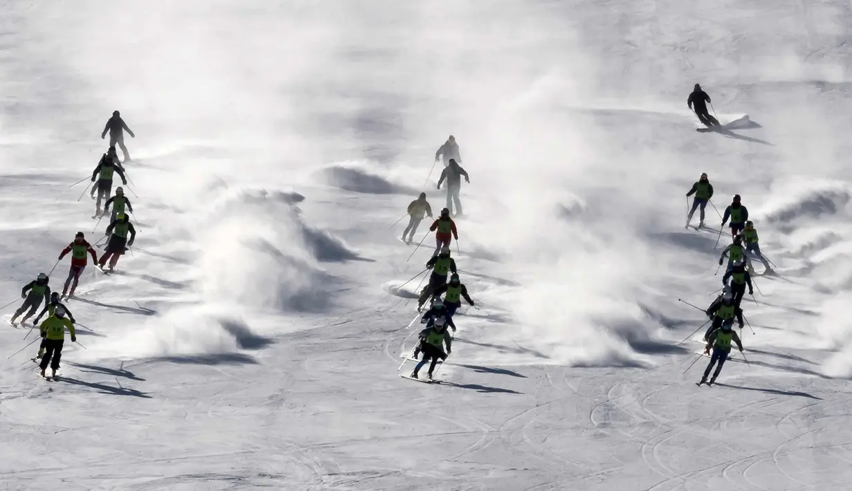 Atlet ski Korea Selatan dan Korea Utara mengikuti sesi pelatihan bersama di resor ski Masik Pass di Korea Utara, (1/2). Para pemain ski dan skater Korut tiba di bandara Korsel untuk berpartisipasi dalam Olimpiade Musim Dingin. (Korea Pool/Yonhap via AP)