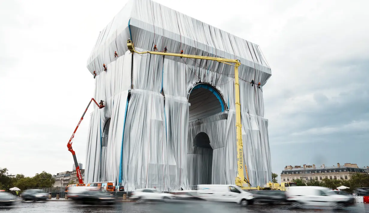 Pemandangan Arc de Triomphe di Paris yang dibungkus, pada Selasa (14/9/2021). Arc de Triomphe yang dikenal sebagai salah satu bangunan ikonik di Paris tersebut dibungkus kain polypropylene daur ulang seluas 25.000 meter persegi berwarna biru keperakan. (AP Photo/Thibault Camus)