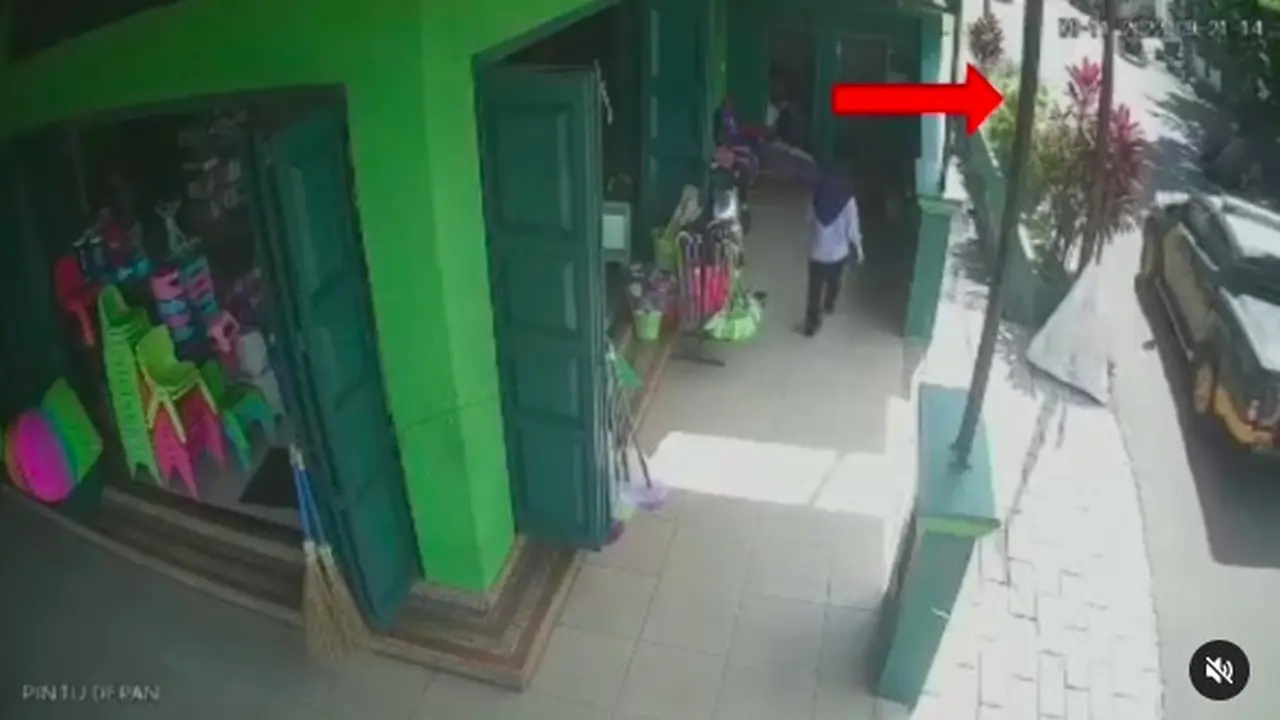 Detik-detik mobil dinas polisi tabrak pengendara motor (Liputan6.com/Istimewa)