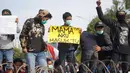 Massa aksi yang tergabung dari elemen mahasiswa, buruh, dan pelajar membawa spanduk dalam unjuk rasa di depan Gedung DPR RI, Jakarta, Senin (30/9/2019). Aksi unjuk rasa tersebut menyikapi penolakan terhadap UU KPK dan sejumlah RUU yang dinilai bermasalah. (Liputan6.com/Immanuel Antonius)