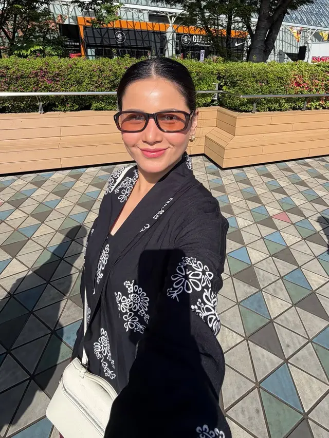 Adu Gaya Audi Marissa dan Yunita Siregar Pakai Batik saat Nonton Konser BTS di Korea, Tampil Bangga Bawa Budaya Indonesia