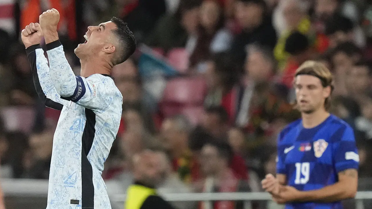 Foto: Sujud Syukur Cristiano Ronaldo setelah Cetak Rekor Fantastis 900 Gol dalam Kariernya di Kualifikasi Piala Dunia 2026