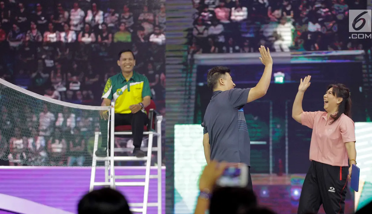 Legenda bulutangkis Indonesia, Alan Budikusuma dan Susi Susanti tertawa lepas saat bertanding melawan artis Ricky Harun dan Ria Ricis di Konser Energi Asian Games 2018 di Studio 6 Indosiar, Jakarta, Kamis (8/3). (Liputan6.com/Faizal Fanani)