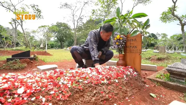 6 Potret Irfan Hakim Ziarah ke Makam Mpok Alpa, Ungkap Perasaan Haru