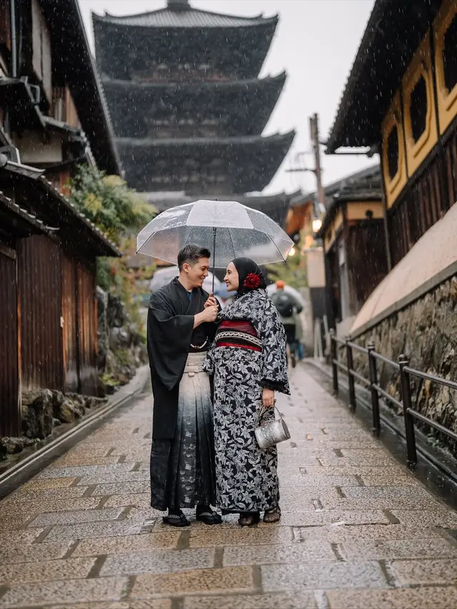 Babymoon di Jepang, Zaskia Sungkar dan Irwansyah Tampil Serasi dalam Balutan Kimono Hitam Putih