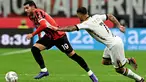 Bek AC Milan, Theo Hernandez (kiri) melewati pemain Lecce, Tete Morente selama pertandingan sepak bola Serie A Italia di stadion San Siro, Milan, pada Jumat 27 September 2024 atau Sabtu (28/9/2024) dini hari WIB. (Gabriel BOUYS/AFP)