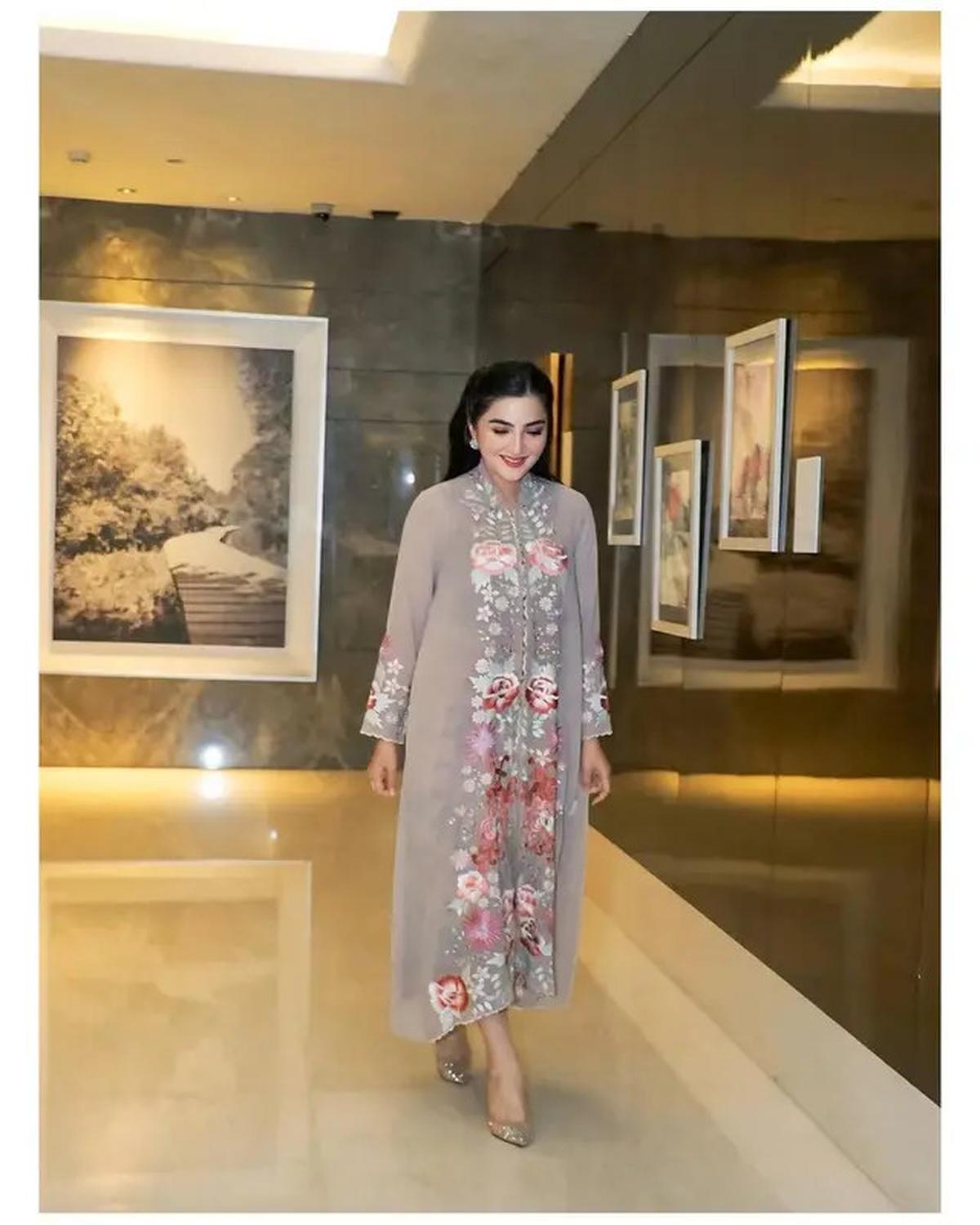 6 Potret Outfit Kebaya Ashanty di Kondangan Teman Kuliah, Inspirasi Gaya Elegan