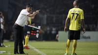 Nilmaizar memberikan arahan kepada Diego Santos saat melawan Persija Jakarta pada laga Torabika Soccer Championship 2016 di Stadion Utama Gelora Bung Karno, Jakarta, Minggu (8/5/2016). (Bola.com/Nicklas Hanoatubun)