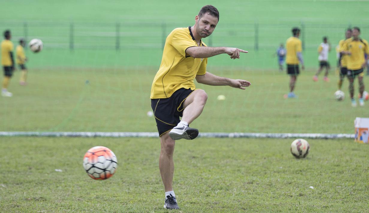 Pemain Arema Cronus, Toni Espinosa, menendang bola saat berlatih jelang laga menghadapi Sriwijaya FC pada Piala Jenderal Sudirman di Stadion Gajayana, Malang, Jumat (20/11/2015). (Bola.com/Vitalis Yogi Trisna)