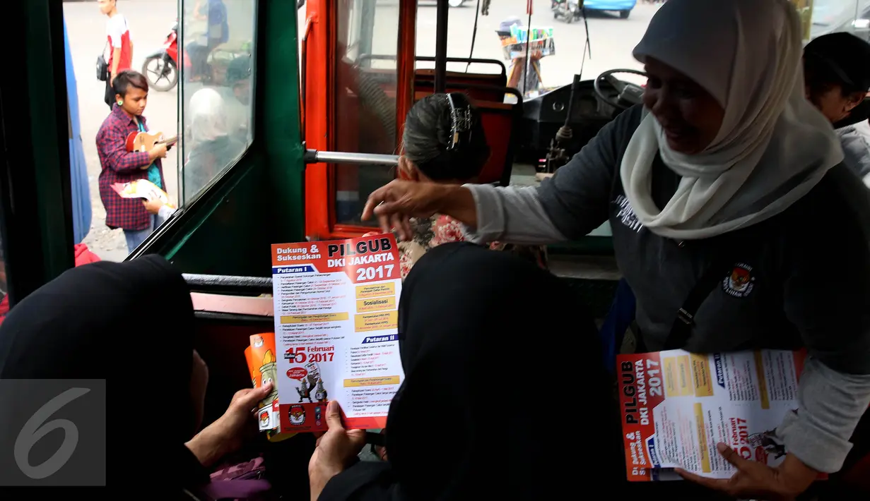 Petugas KPU membagikan brosur kepada penumpang bus saat sosialisasi Pilkada DKI 2017 di Terminal Senen, Jakarta, Minggu (18/12). Sosialisasi pesta demokrasi ini guna mencegah banyaknya pemilih yang golongan putih atau golput. (Liputan6.com/Johan Tallo)
