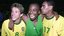 Legenda Timnas Brasil Juninho Paulista, Edilson dan Denilson (ki-ka) merayakan kemenangan di Sao Luis, Brasil. Edilson, salah satu dari 11 orang yang didakwa dengan kasus penipuan, pemalsuan dokumen publik, korupsi dan pencucian uang. (AFP/ANTONIO SCORZA)