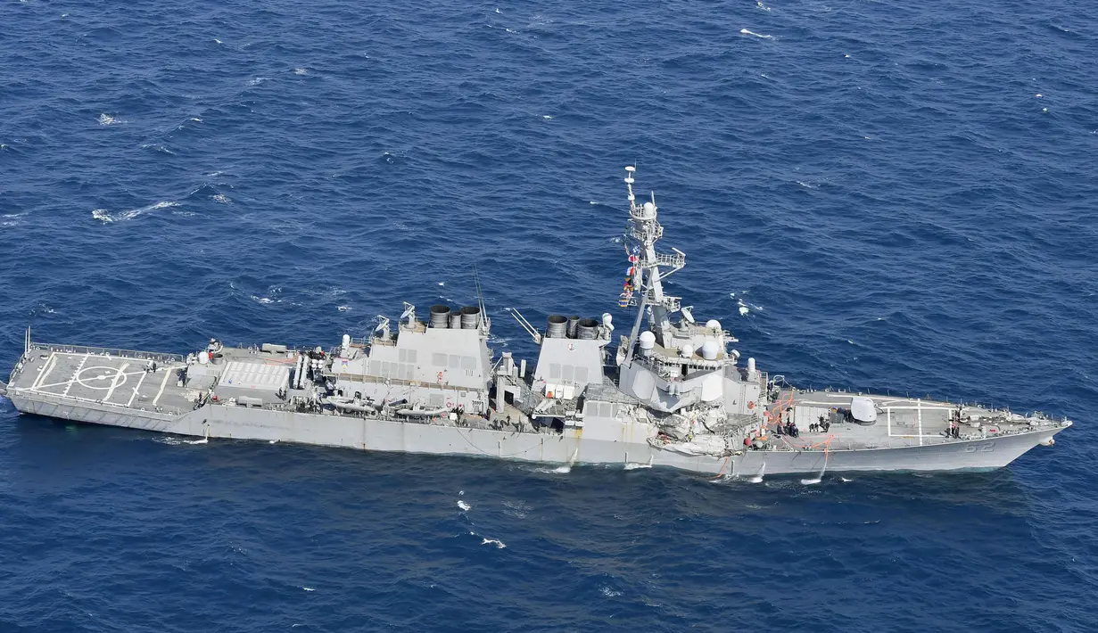 Kondisi kapal perusak USS Fitzgerald yang bertabrakan dengan kapal dagang di prefektur Shizuoka, Jepang (17/6). Tabrakan itu terjadi pada 103 kilometer sebelah barat daya Yokosuka, Jepang, pangkalan Armada Ketujuh AS. (Iori Sagisawa/Kyodo News via AP)