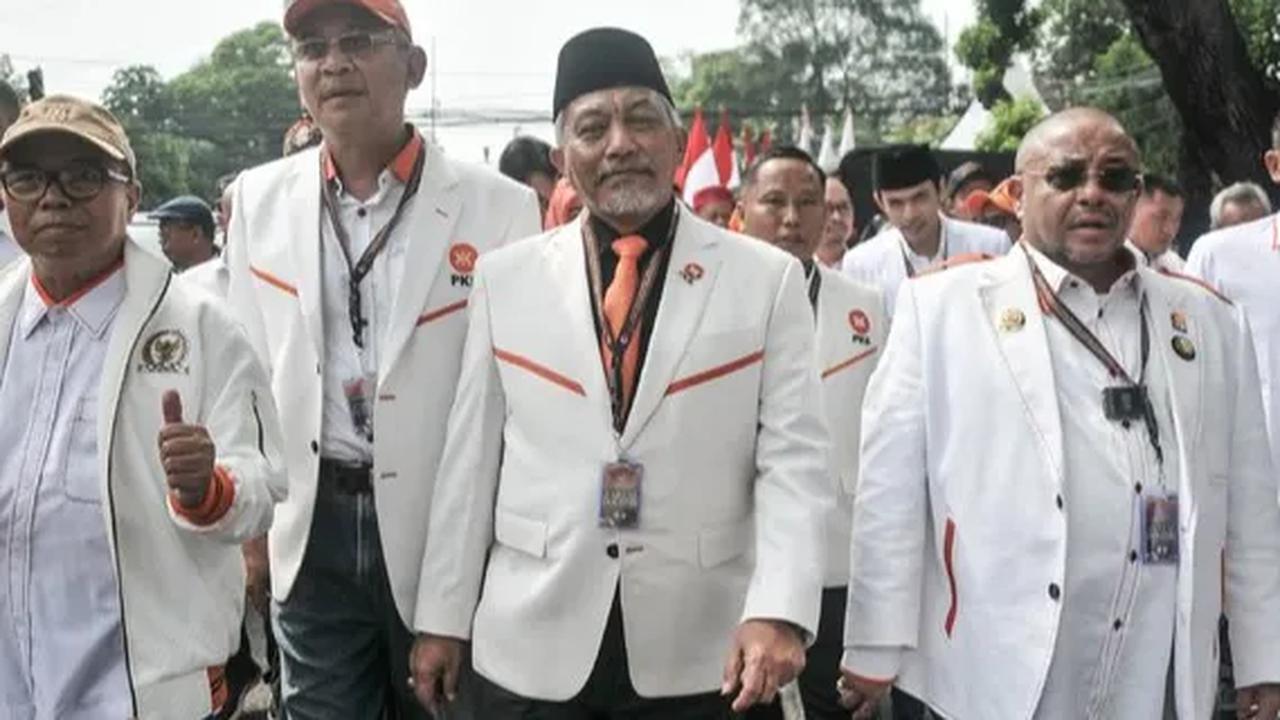 "Tapi nampaknya semalam dibatalkan batalnya nih memang agak mendadak saya menduga gara gara pak Anies ikut serta senam jadi dibatalin," ujar Syaikhu.