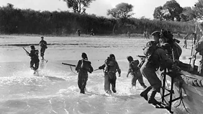 Pendaratan pasukan Inggris di pulau Ramree saat Perang Dunia II. (Sumber Wikimedia)