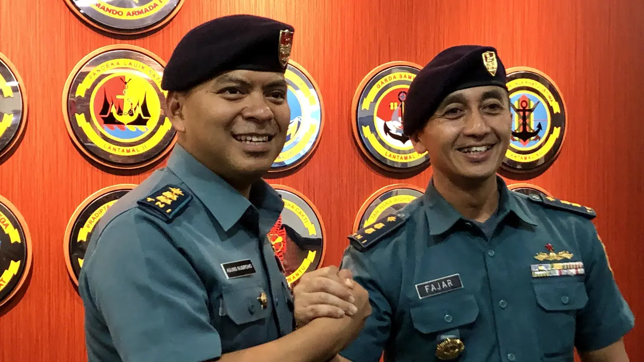 Sertijab Kadispen Koarmada I dari Letkol Laut Agung Nugroho (kiri) kepada Letkol Laut Fajar Tri Rohadi (kanan), Selasa (14/5/2019).