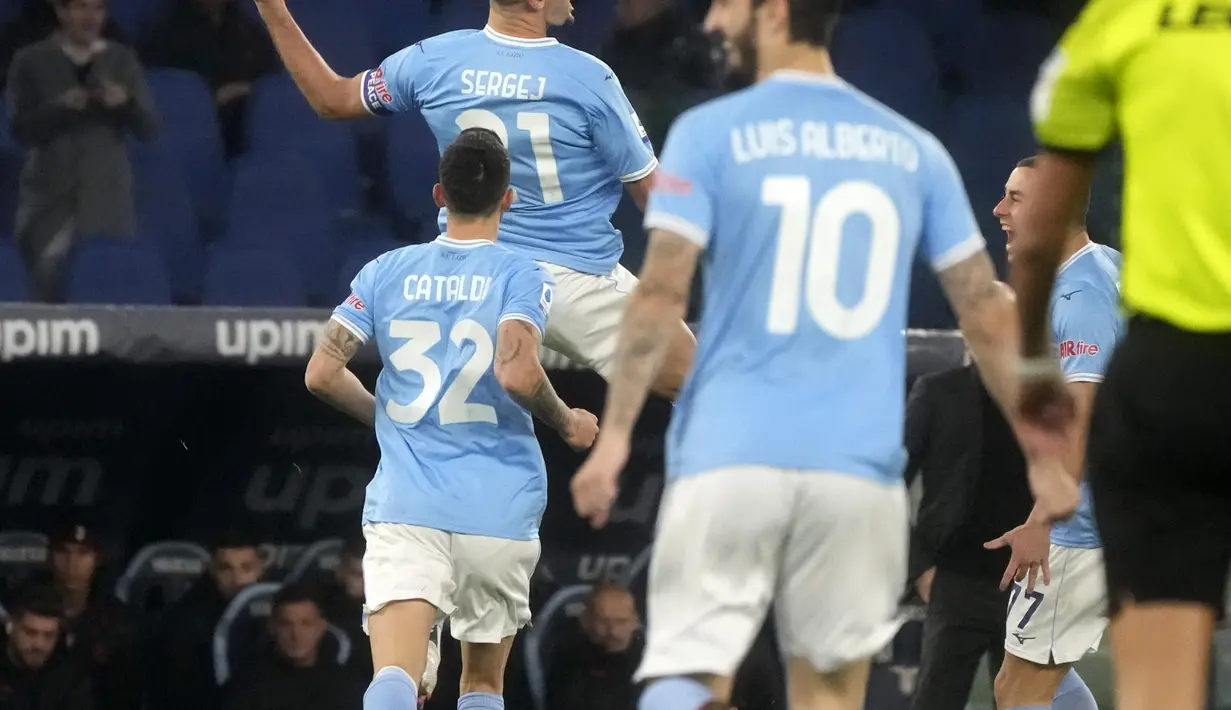 <p>Gelandang Lazio, Sergej Milinkovic-Savic berselebrasi usai mencetak ke gawang AC Milan pada pertandingan lanjutan Liga Serie A Italia di Stadion Olimpiade di Roma, Rabu (25/1/2023). Lazio menang telak atas AC Milan dengan skor 4-0. (AP Photo/Gregorio Borgia)</p>
