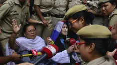 Aktivis HAM India, Irom Sharmila berbicara ke media sebelum tampil dalam sidang di pengadilan Imphal, negara bagian Manipur, Selasa (9/8). Sharmila mengakhiri mogok makan menentang hukum kontroversial setelah melakukannya selama 16 tahun. (BIJU BORO/AFP)