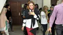 Artis seksi Cinta Penelope bergegas meninggalkan Gedung Pengadilan Agama Jakarta Timur usai menjalani sidang cerai perdana dengan sang suami, Donny Hermawan, Selasa (9/6/2015). (Liputan6.com/Panji Diksana)