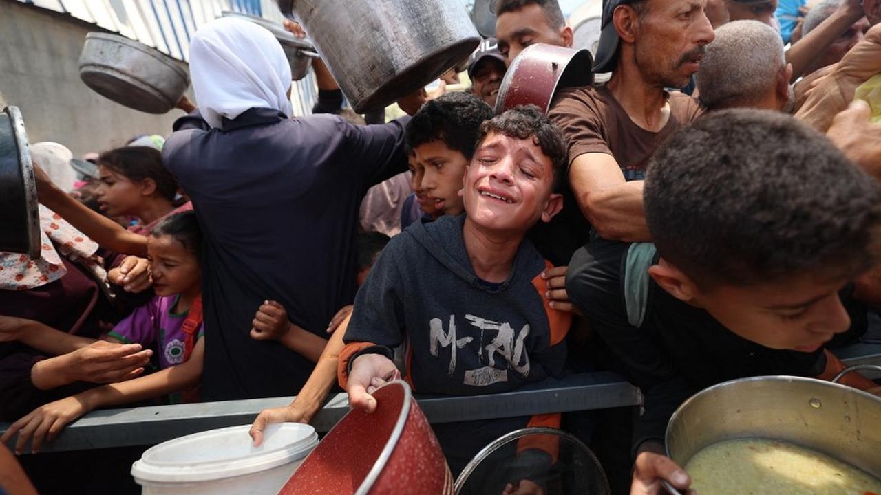 FOTO: Jeritan Anak-Anak Kelaparan di Jalur Gaza saat Berebut Makanan