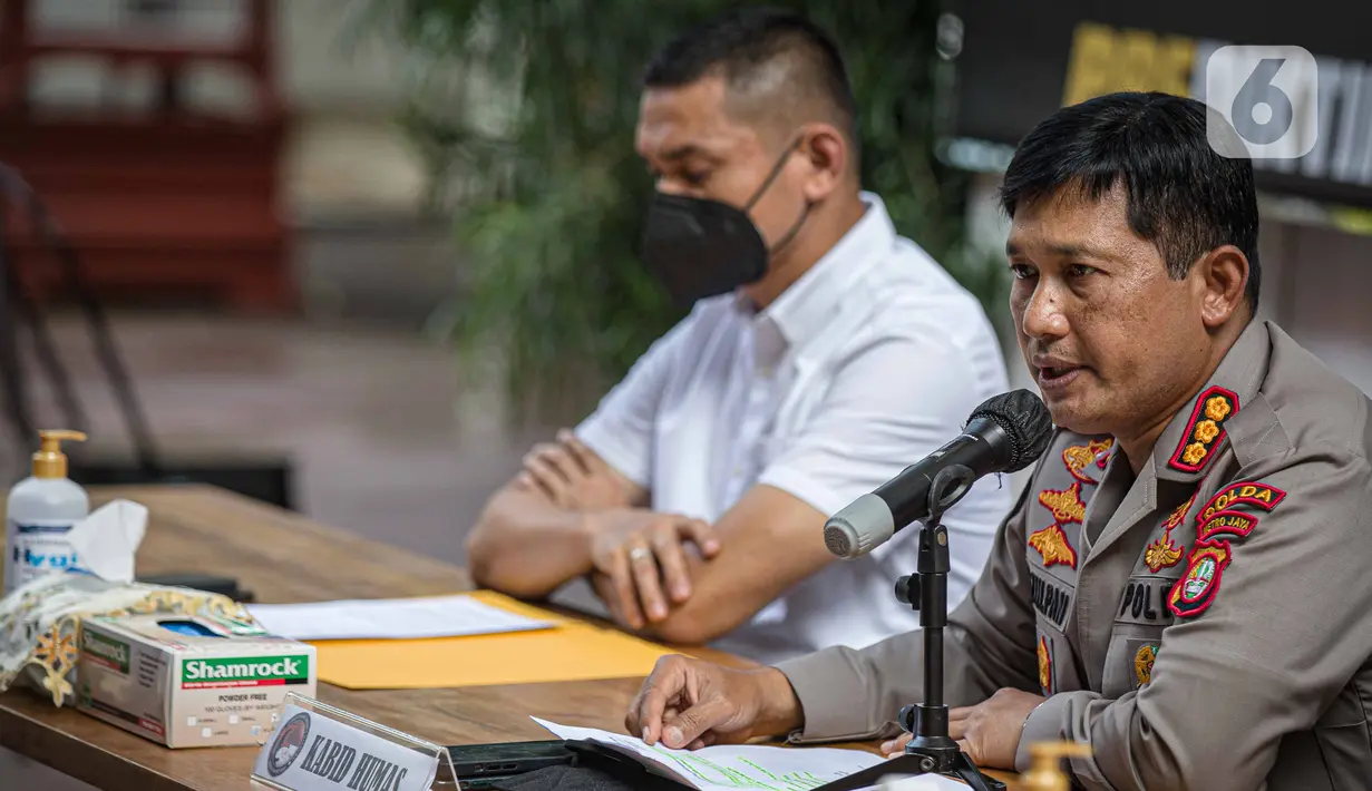 Kabid Humas Polda Metro Jaya Kombes Zulpan (kanan) menyampaikan keterangan saat rilis kasus penyalahgunaan narkoba DJ Chantal Dewi di halaman Direktorat Narkoba Polda Metro Jaya, Jakarta, Kamis (17/3/2022). Chantal Dewi ditangkap polisi di apartemen mewah di Cilandak. (Liputan6.com/Faizal Fanani)
