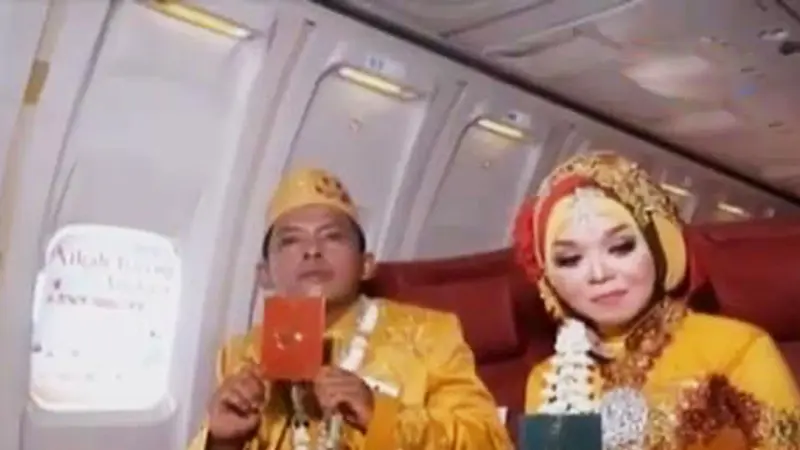 VIDEO: Puluhan Pasangan Ini Gelar Nikah Massal di Dalam Pesawat