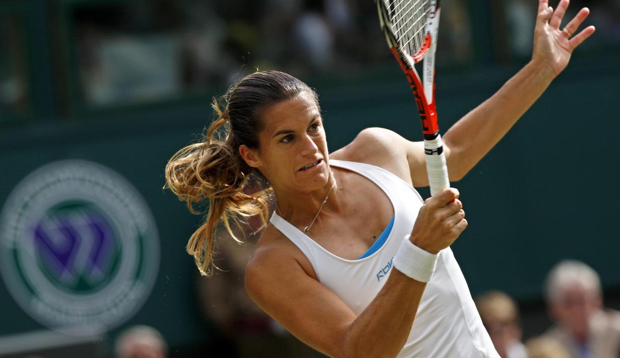 Amelie Mauresmo meraih gelar Wimbledon pada 2006 usai menaklukkan petenis Belgia, Justine Henin 2-6, 6-3, 6-4.  (AFP/Adrian Dennis)