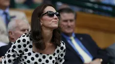 Duchess of Cambridge, Kate Middleton saat menyaksikan pertandingan antara petenis asal Inggris, Andy Murray melawan petenis Rusia, Alexander Bublik pada babak pertama Wimbledon di London, Inggris (3/7). (AFP Photo/Adrian Dennis)